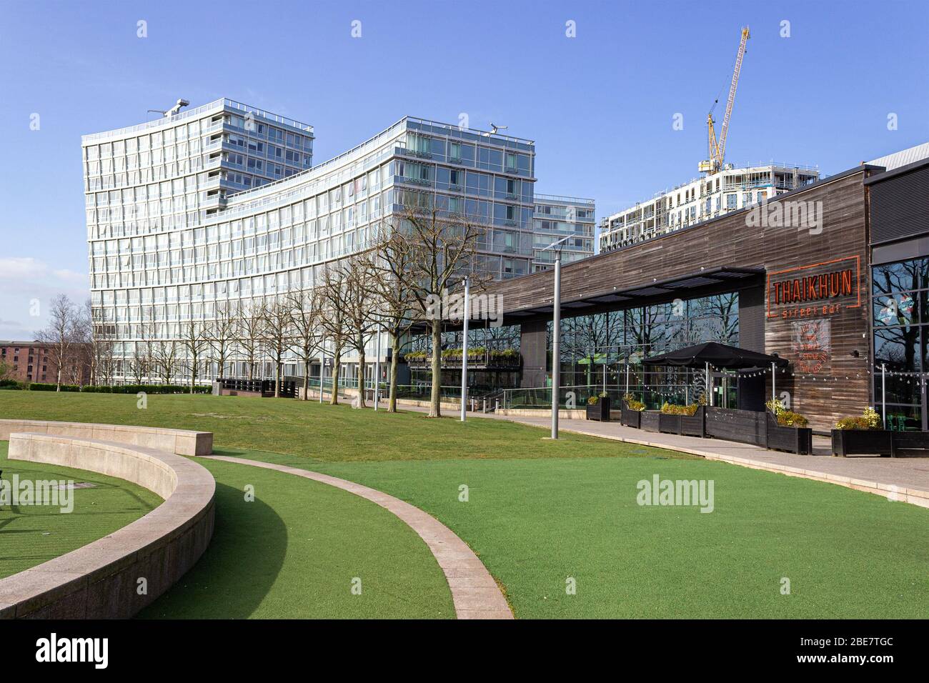 Chavasse Park, One Park West Building e Thaikun Street Bar, Liverpool Foto Stock