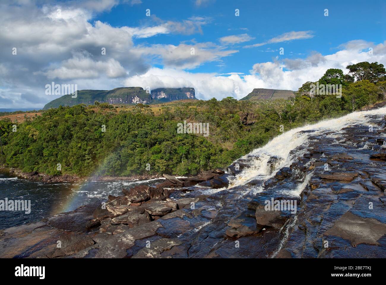 Cascate di El Sapo, Canaima NATIONAL PARK, KUSARI TEPUY Behind, Venezuela, Sud America, America Foto Stock