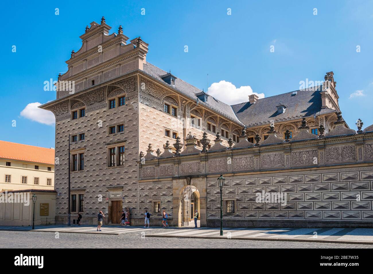 Il Palazzo Schwarzenberg (1545-1563) sulla Piazza del Castello ha un disegno graffito che dà l'illusione di pietra. Praga, Repubblica Ceca. Foto Stock