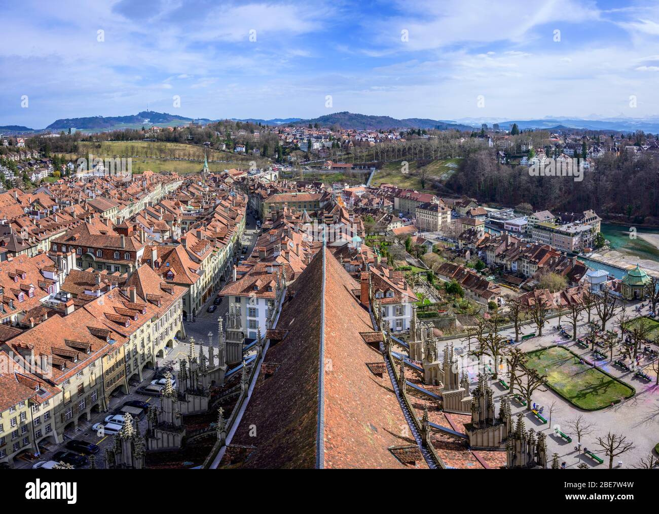 Vista dalla Cattedrale di Berna ai tetti rossi delle case nel centro storico della città vecchia, vista sulla città con la campagna circostante, interno Foto Stock