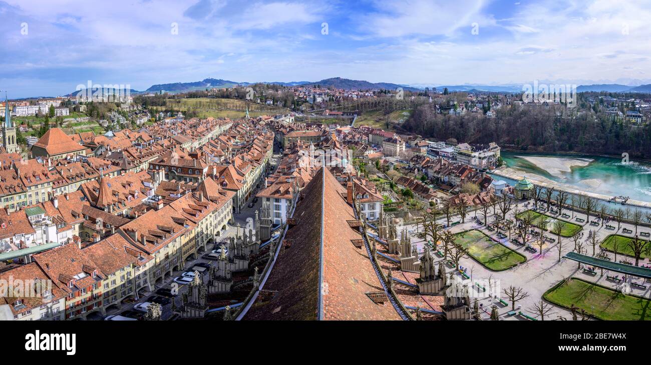 Vista dalla Cattedrale di Berna ai tetti rossi delle case nel centro storico della città vecchia, vista sulla città con la campagna circostante, interno Foto Stock