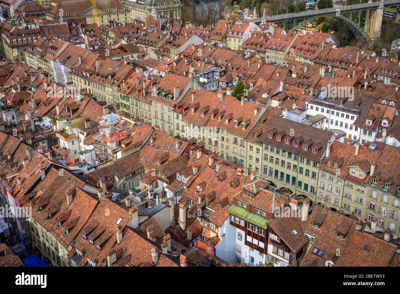 Vista dalla Cattedrale di Berna ai tetti rossi delle case nel centro storico della città vecchia, vista sulla città, città interna, Berna, Svizzera Foto Stock