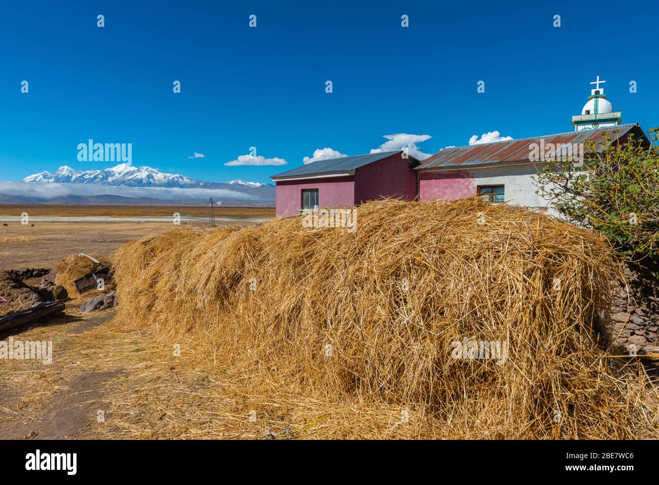 Aymaran Paese con la Cordillera Real e le sue vette di 6.000 m, Penisola Huata, Dipartimento la Paz, Bolivia, America Latina Foto Stock