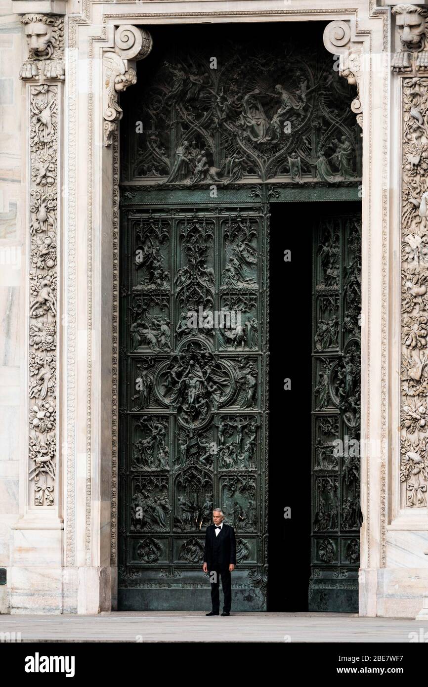Andrea Bocelli durante Andrea Bocelli al Duomo di Milano, Milano, 12 aprile 2020 Foto Stock