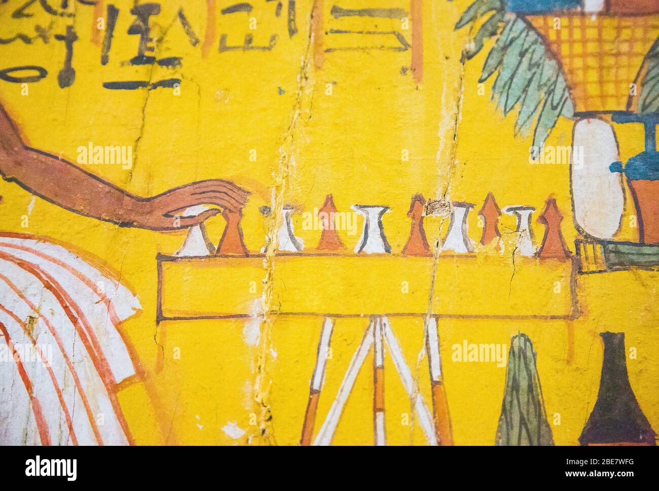 Egitto, Cairo, Museo Egizio, dalla tomba di Sennedjem, Deir el Medina : pannello porta (recto), Sennedjem sta giocando il gioco Senet. Foto Stock