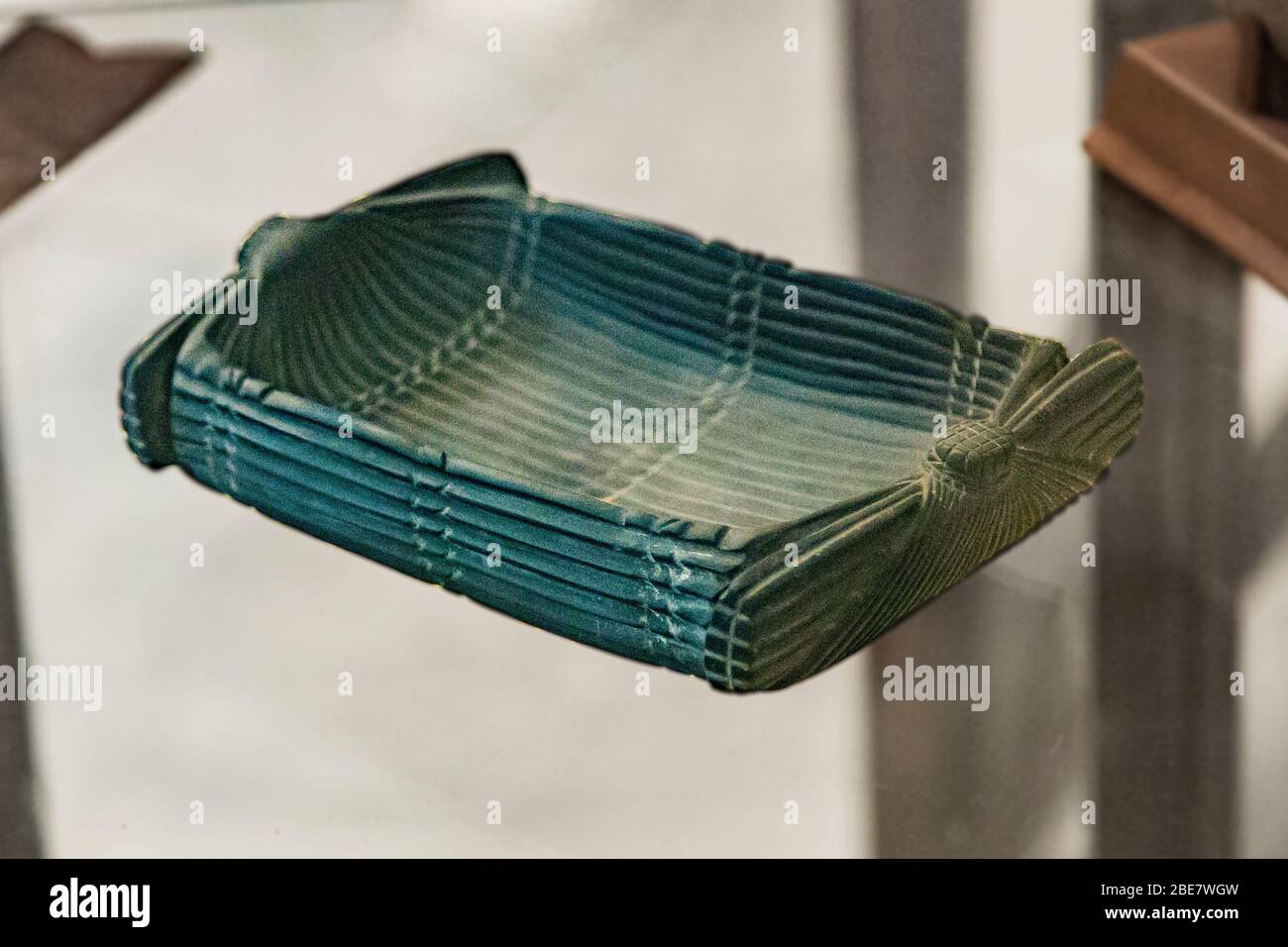 Egitto, Cairo, Museo Egizio, pietra scistosa scolpita nella forma di un cesto di papiro (o vimini). Seconda dinastia, trovata a Saqqara. Foto Stock
