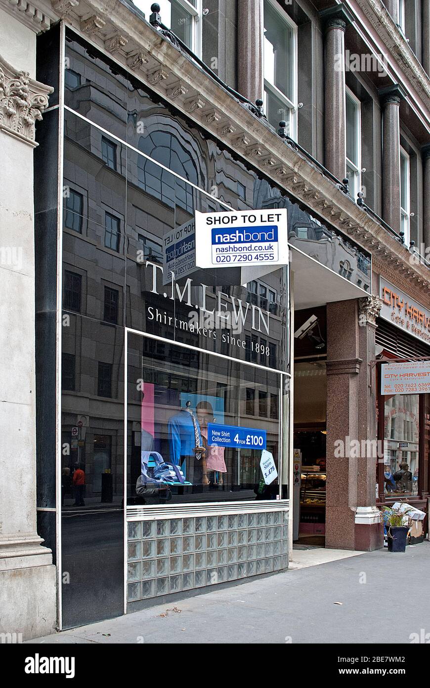 Black Glass curved Shopfront of T. M. Lewin, 115 Cannon Street, London EC4N di Walter Gropius & Maxwell Fry Foto Stock