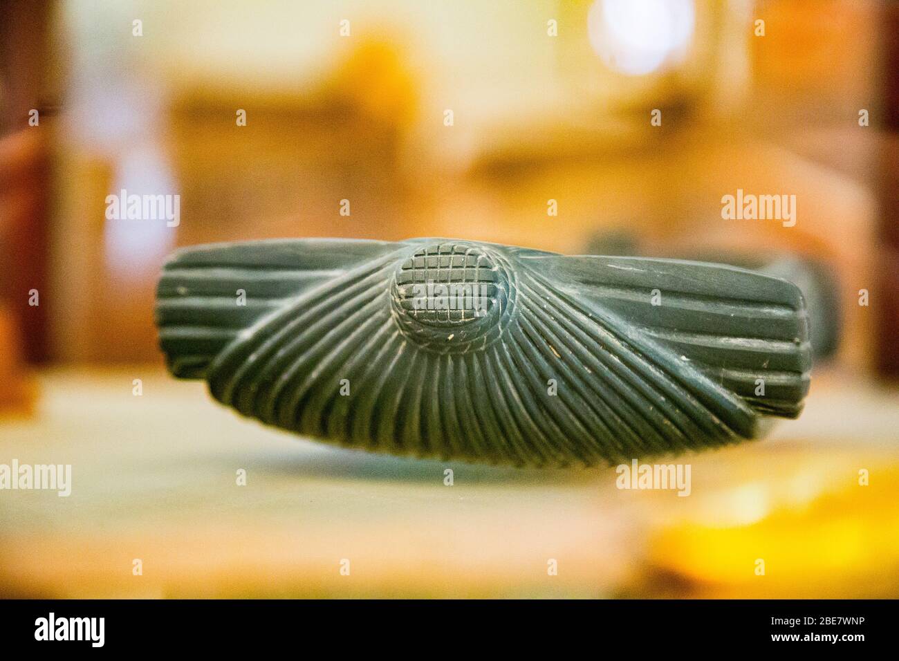 Egitto, Cairo, Museo Egizio, pietra scistosa scolpita nella forma di un cesto di papiro (o vimini). Seconda dinastia, trovata a Saqqara. Foto Stock