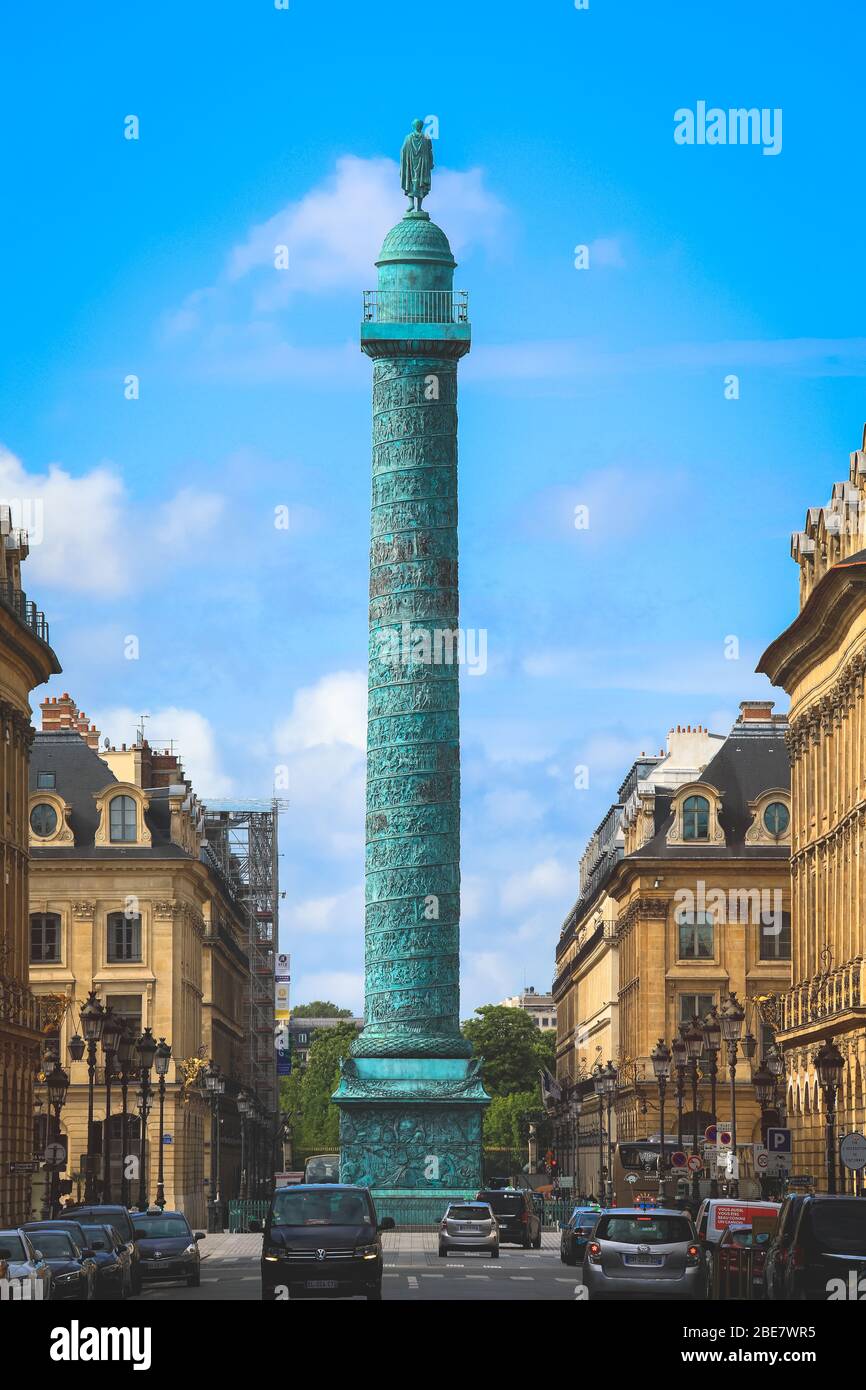 Parigi - Francia, 5 maggio 2019 : la colonna verde simbolo nel centro di Place Vendome a Parigi, Francia Foto Stock