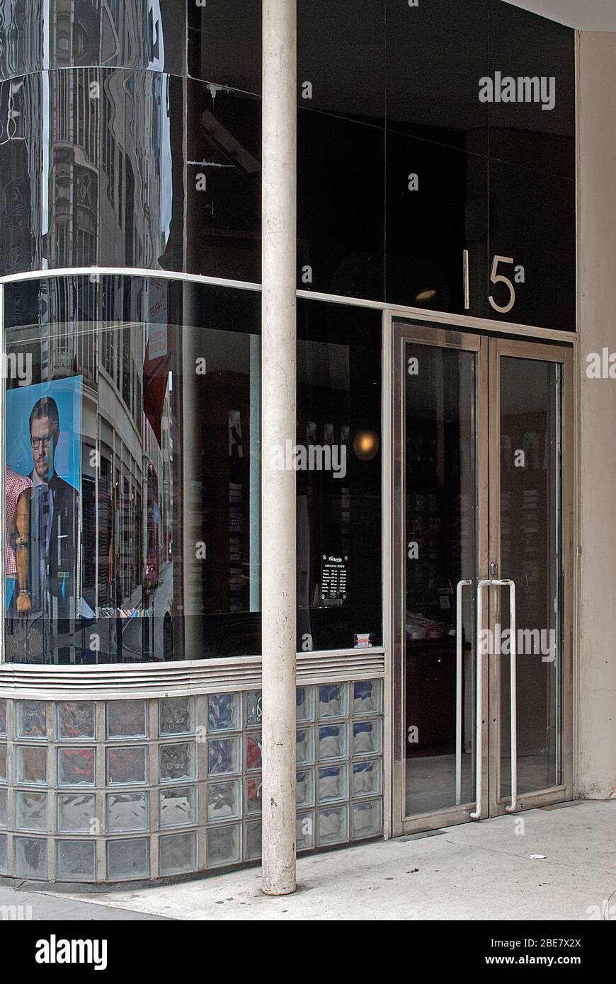 Black Glass curved Shopfront of T. M. Lewin, 115 Cannon Street, London EC4N di Walter Gropius & Maxwell Fry Foto Stock