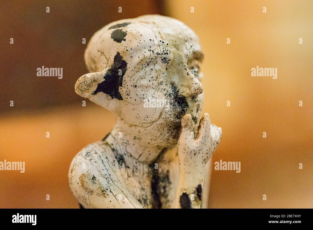 Egitto, Cairo, Museo Egizio, statuette provenienti da Tell el Farkha, periodo dinastico, in hippopotamus tusk. Ragazzo seduto. Foto Stock