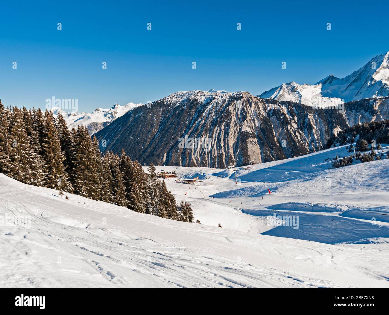 Panorama paesaggio valle vista su una pista da sci in località alpina invernale Foto Stock