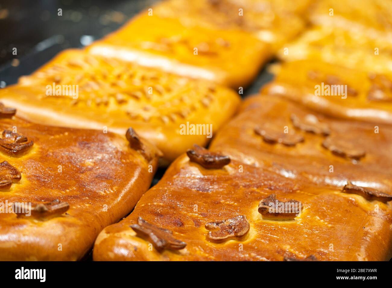 Grandi torte russe su una vetrina Foto Stock