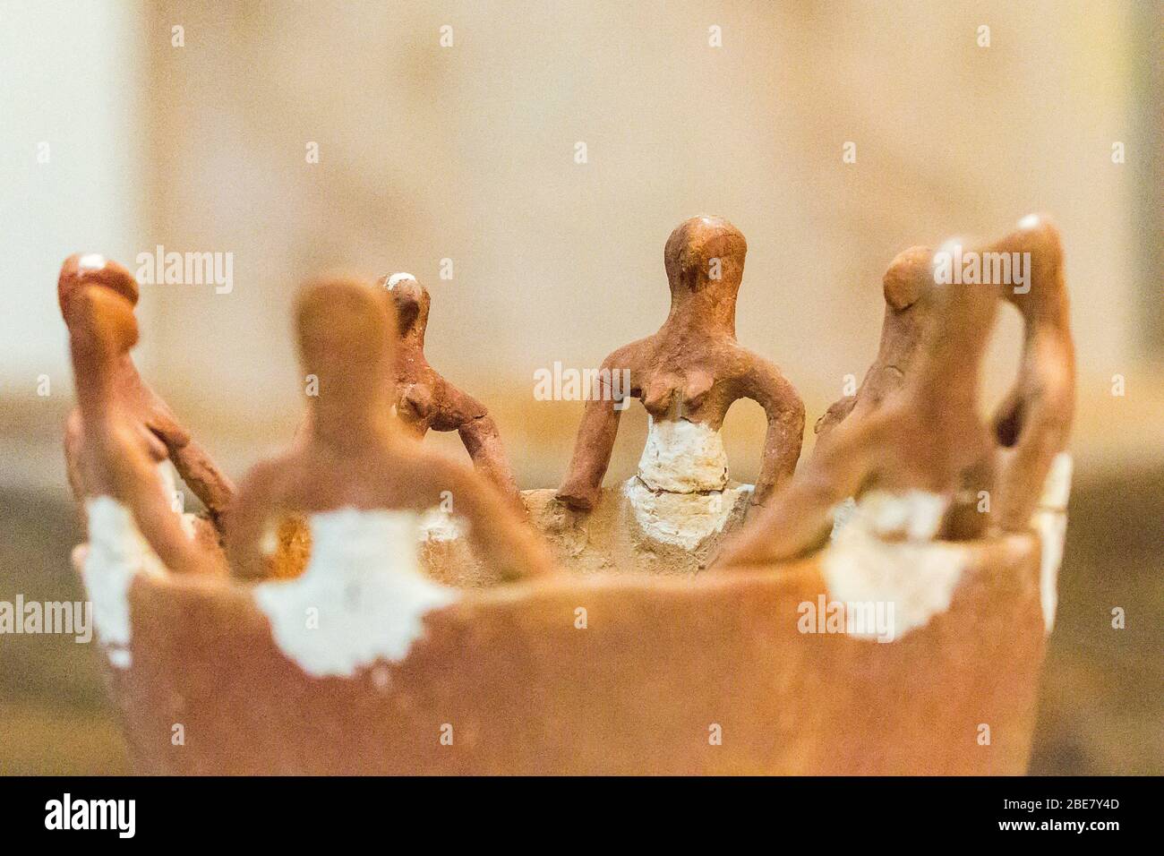 Egitto, Cairo, Museo Egizio, vaso proveniente dal cimitero U, Umm el Qab, Abydos. Periodo tardo predinastico o protodinastico. Donne in cima al vaso. Foto Stock