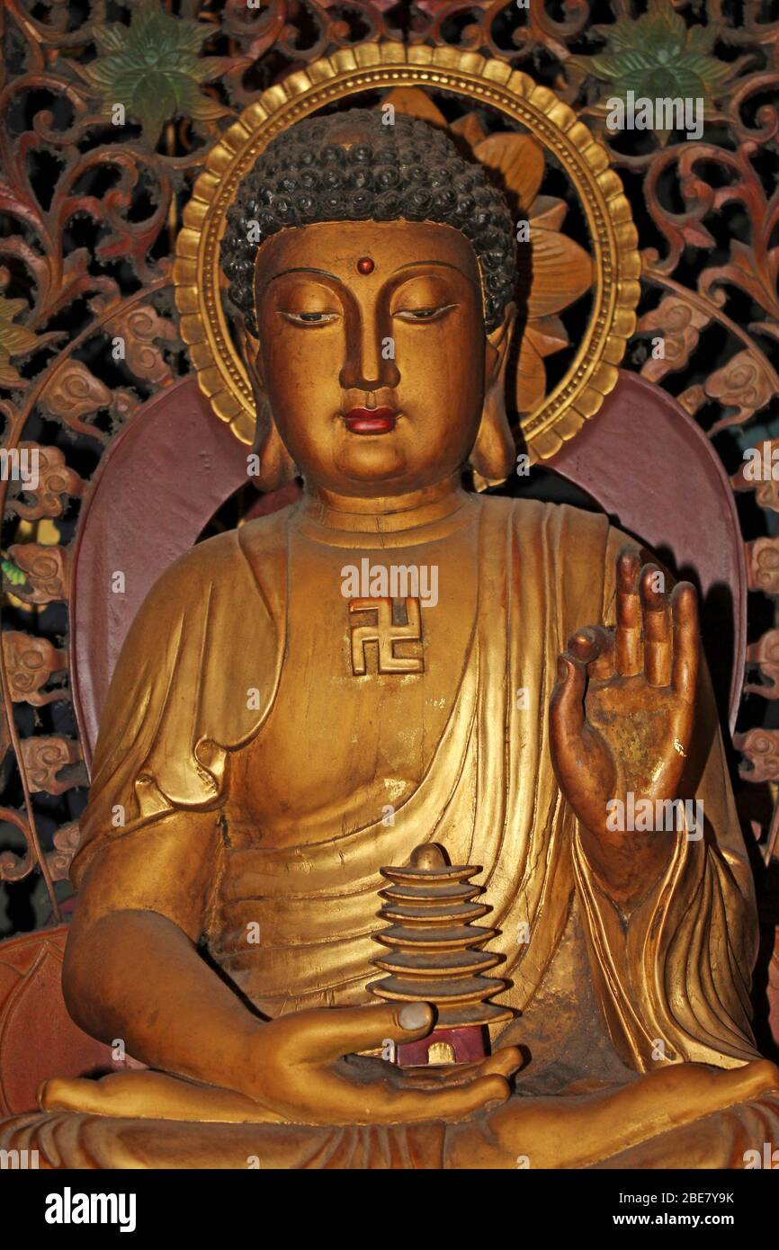Buddha Figure con Swastika sul torace al Tempio Buddista Cinese, Wat Phanan Choeng, Ayutthaya, Thailandia Foto Stock
