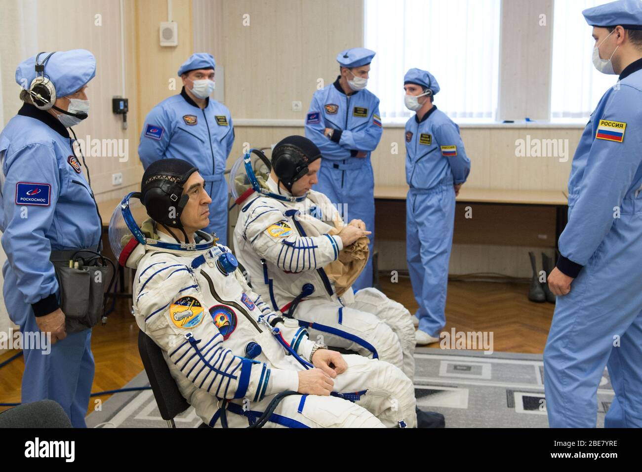 BAIKONUR, KAZAKHSTAN - 09 Aprile 2020 - spedizione 63 membri dell'equipaggio Anatoly Ivanishin, a sinistra, e Ivan Vagner di Roscosmos don loro Sokol vestiti alcuni hou Foto Stock