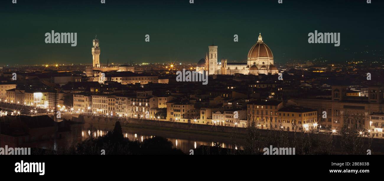 Panorama di tetti di Firenze di notte, Toscana, Italia Foto Stock