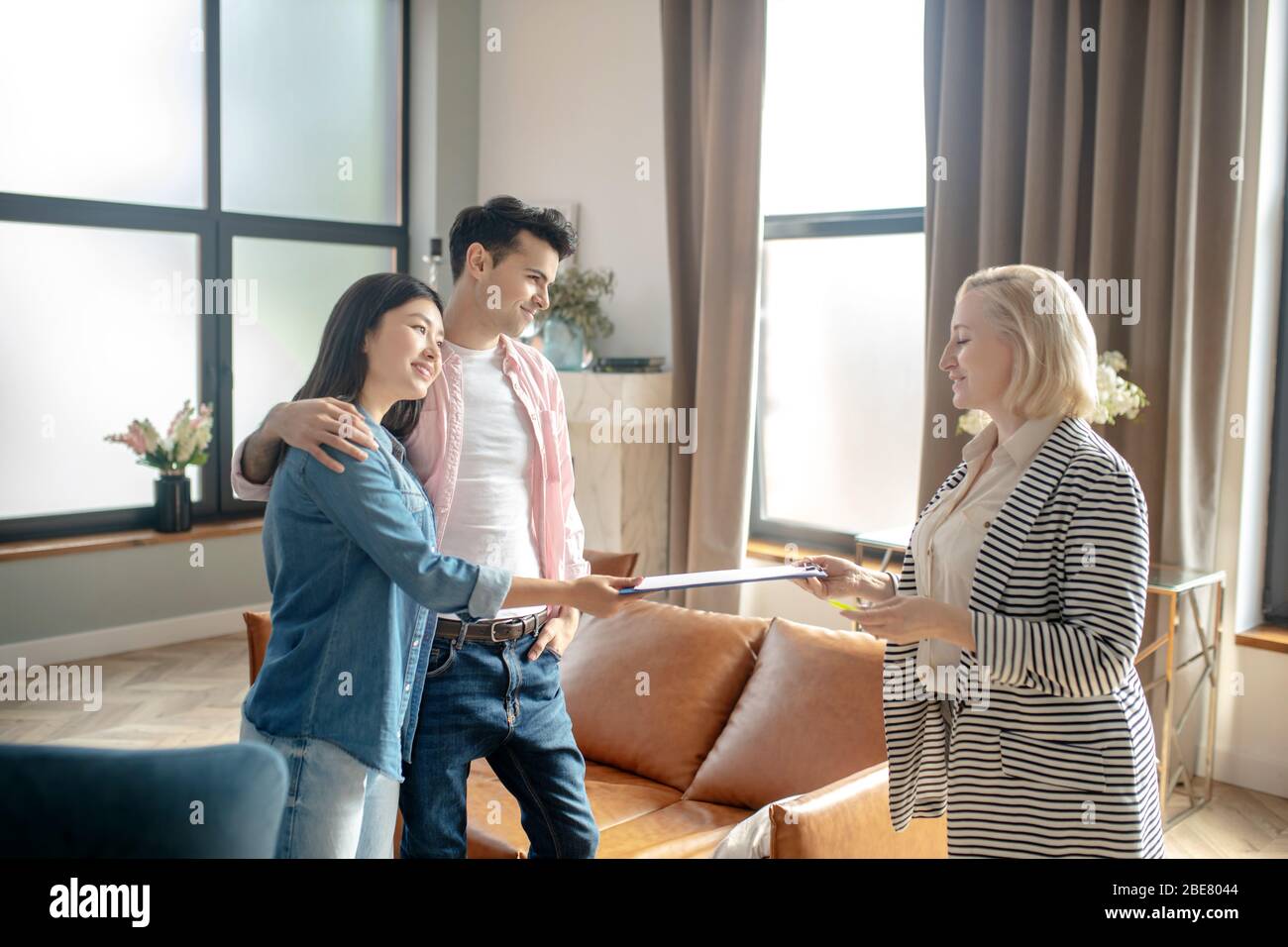 Sostegno psicologico. Alto uomo dai capelli scuri e la sua ragazza che parla con lo psicologo Foto Stock