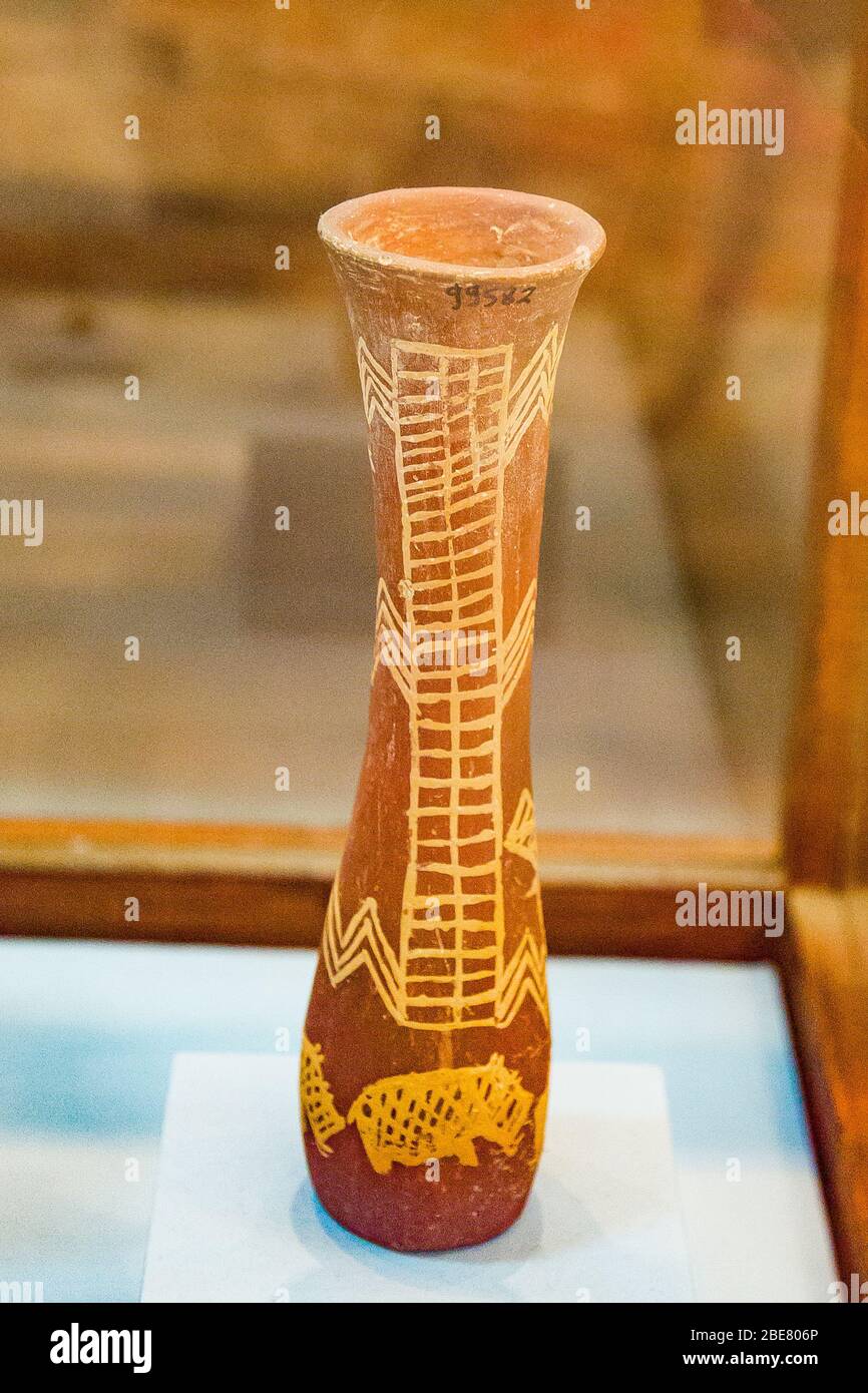Egitto, Cairo, Museo Egizio, vaso proveniente dal cimitero U, Umm el Qab, Abydos. Periodo predinastico o protodinastico tardivo. Con animali scolpiti. Foto Stock