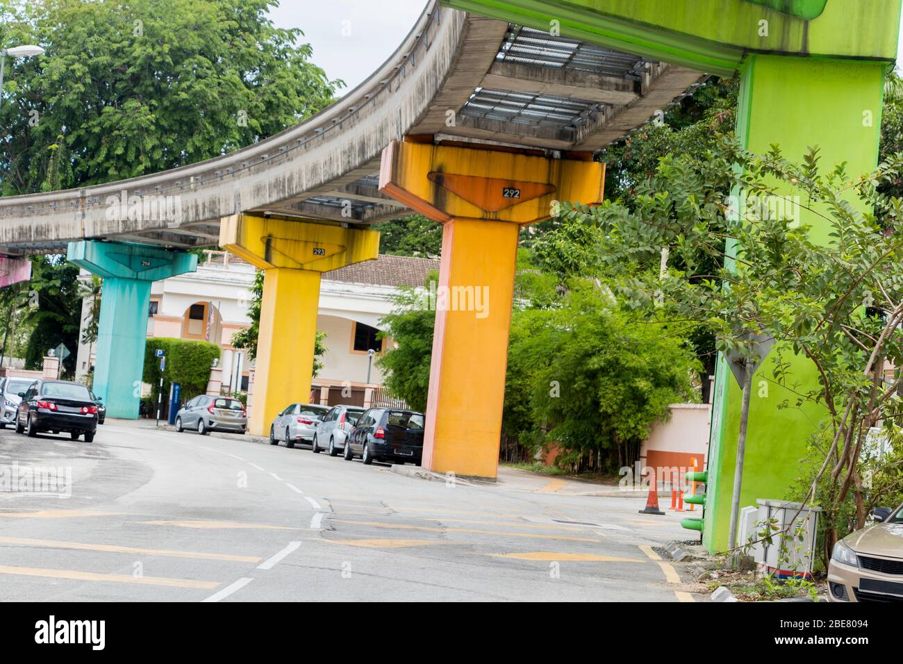 Strade colorate e belle in una città pulita, Kuala Lumpur Malaysia. Traffico della metropolitana. Foto Stock