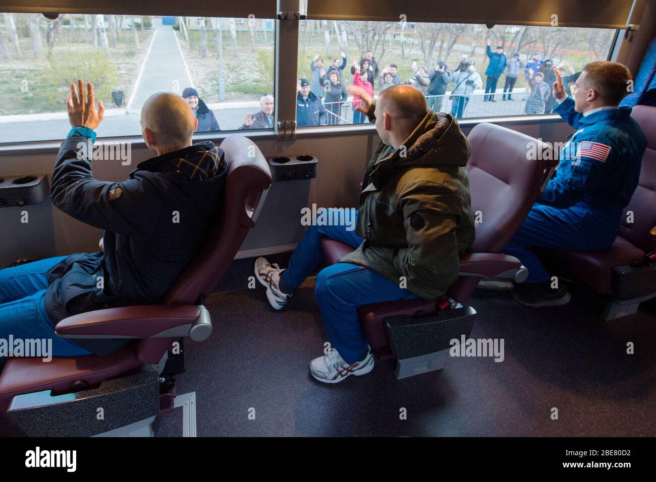 BAIKONUR, KAZAKHSTAN - 09 aprile 2020 - spedizione 63 membri dell'equipaggio Anatoly Ivanishin, a sinistra, Ivan Vagner di Roscosmos, centro, e Chris Cassidy della NASA, Foto Stock