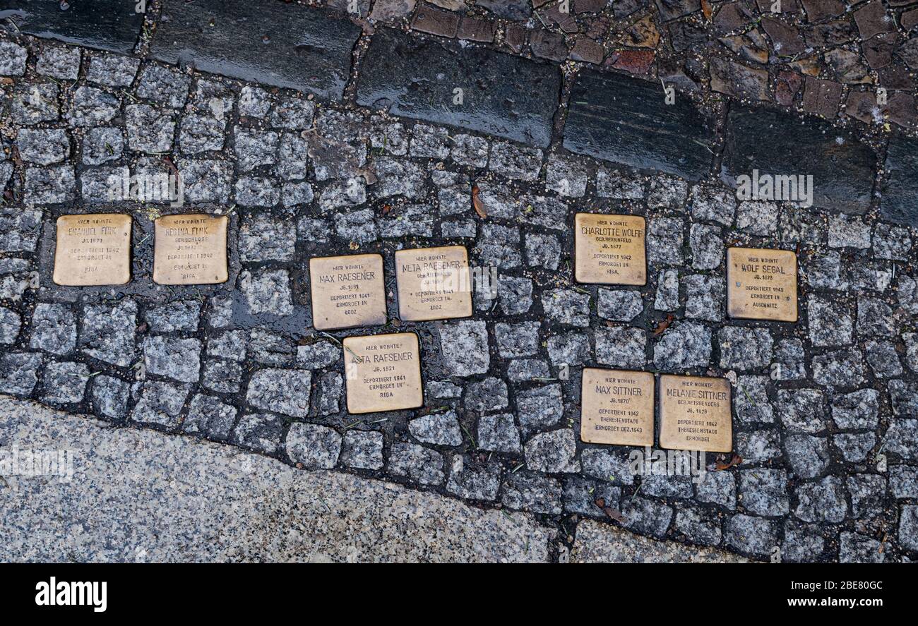 Berlino, Germania - Gennaio 2017: I memoriali dell'olocausto per strada Foto Stock
