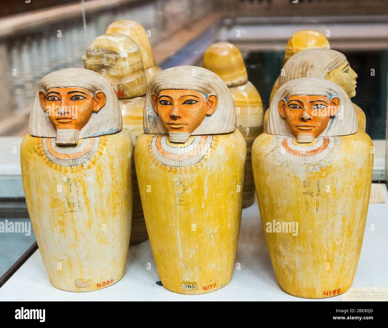 Egitto, Cairo, Museo Egizio, 3 vasi canopici, trovati a Saqqara, risalente al Regno di mezzo. I vasi in pietra calcarea. Foto Stock