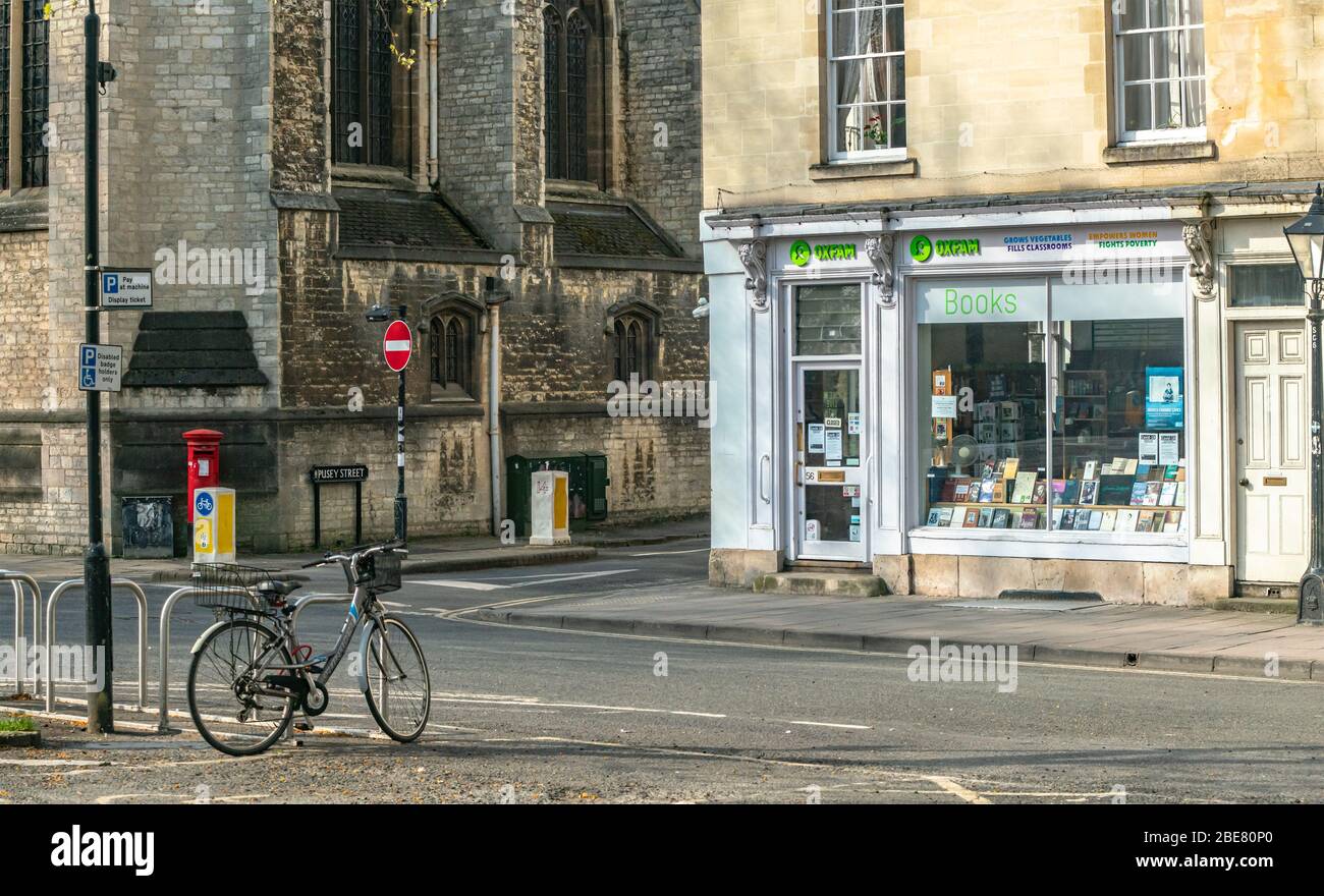 I negozi di beneficenza chiusi durante il blocco del Regno Unito stanno esercitando enormi pressioni sui finanziamenti durante il blocco del Regno Unito. Pandemia di coronavirus. NELLA FOTO: Oxfam Foto Stock