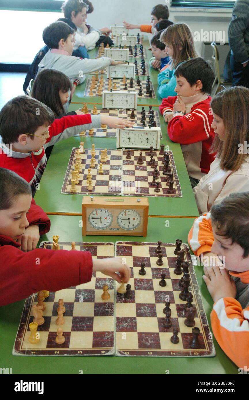 TORINO, ITALIA - 11 febbraio 2006: Scuola di scacchi e primi tornei per  bambini Foto stock - Alamy