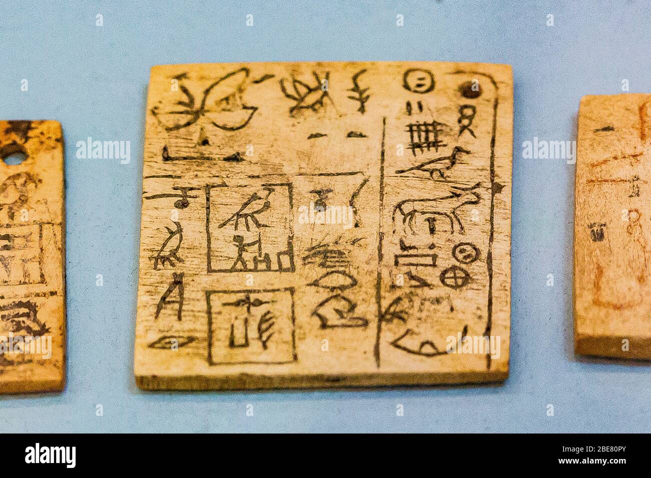 Egitto, Cairo, Museo Egizio, etichetta reale del re Qaa, prima dinastia. Ivory, trovato in Umm el Qab, Abydos. Foto Stock