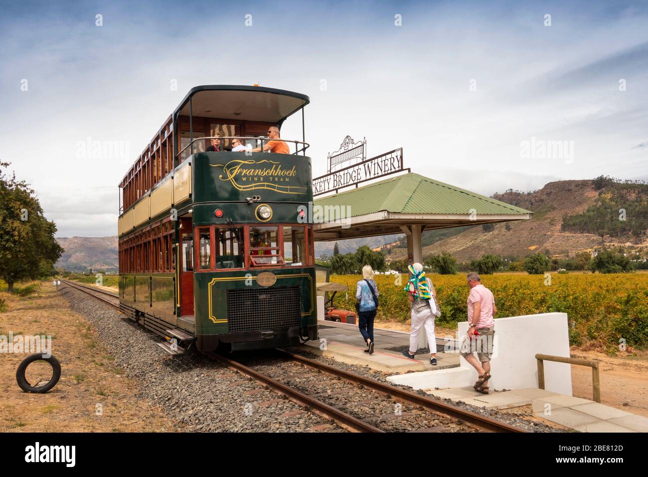 Sudafrica; Franschhoek; Wine Tramway, la fermata del tram Rickety Bridge Winery, i passeggeri che si uniscono al tram modellato sul tram a due piani Blackpool Foto Stock