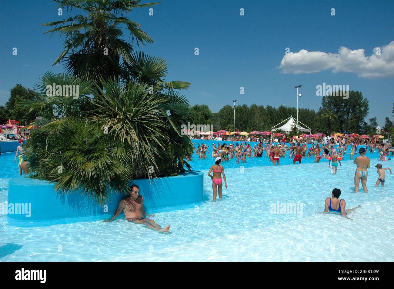 CAVALLERMAGGIORE, ITALIA - Agosto 2006: Animazione nella grande piscina del parco divertimenti le Cupole Foto Stock