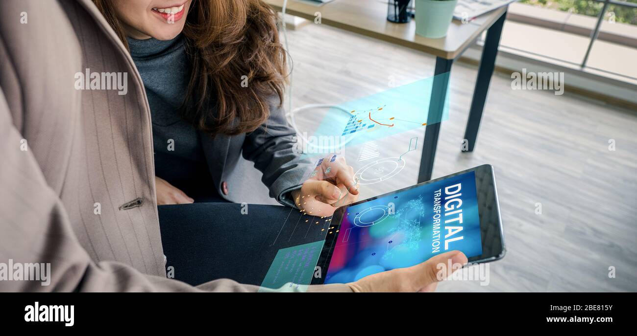 concetto di trasformazione digitale,donna asiatica d'affari imparare dal tablet sulla digitalizzazione trasformare l'analogico in digitale nel business. Foto Stock