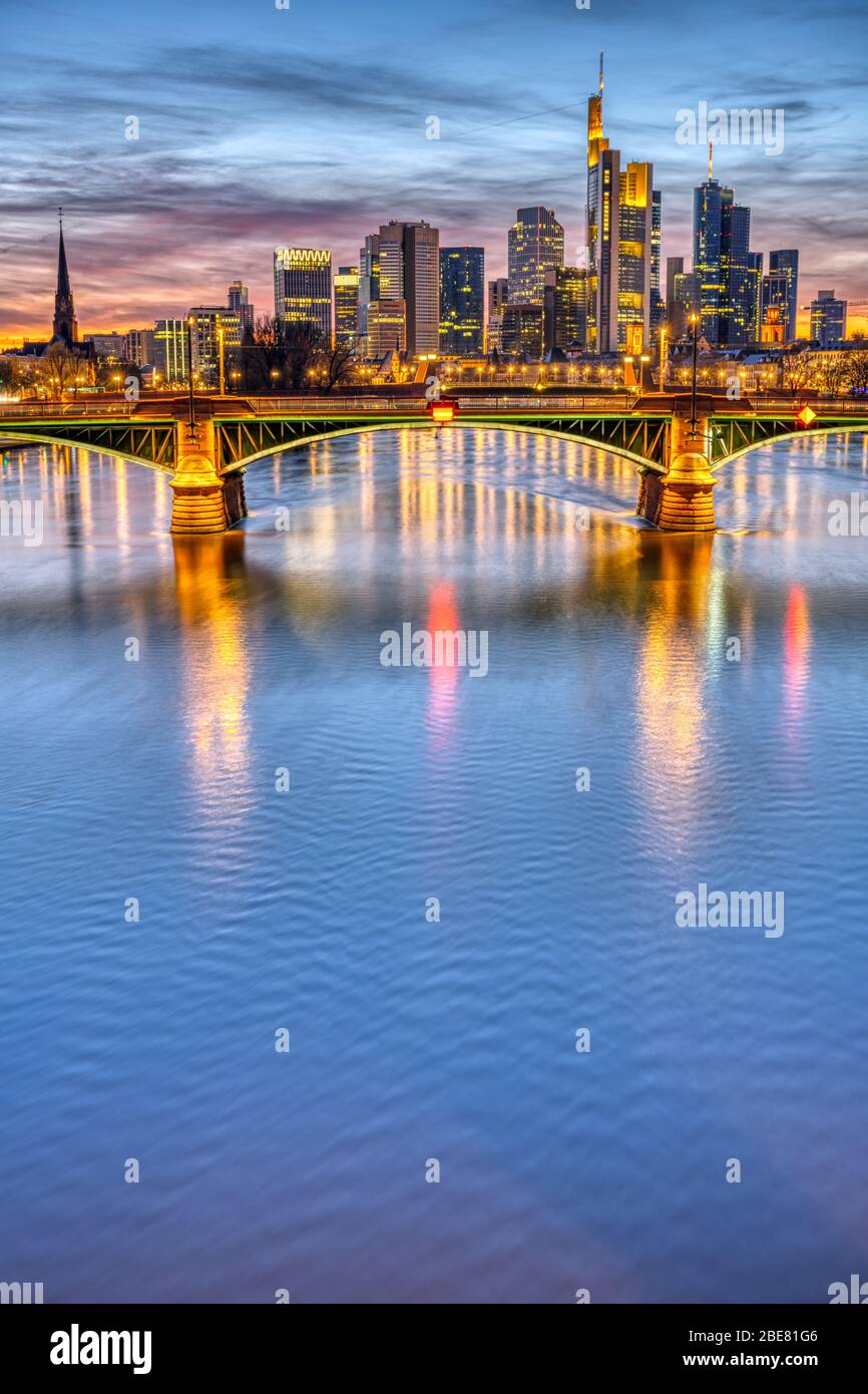 Il fiume meno con il famoso skyline di Francoforte dopo il tramonto Foto Stock