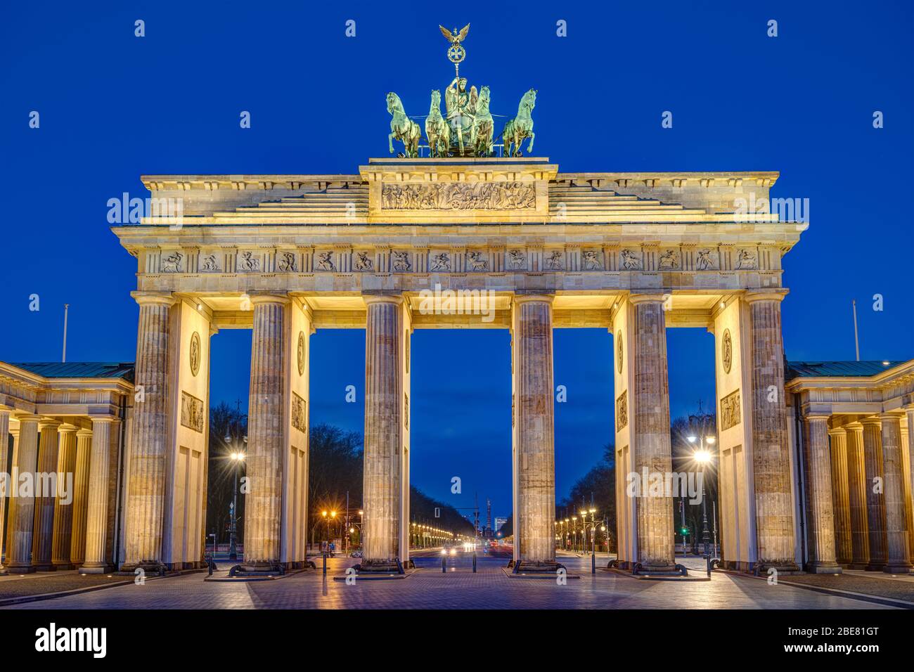 La famosa Porta di Brandeburgo a Berlino all'alba Foto Stock