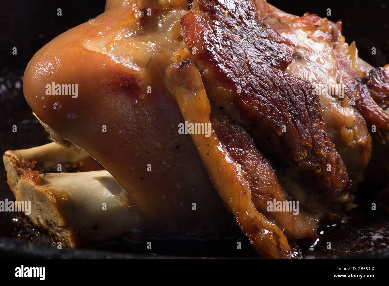 Gambo di maiale arrosto, ginocchio di maiale. Cucina di tradizionale pasto croato Peka in pentole di metallo chiamato sac, sach o sache. Foto Stock