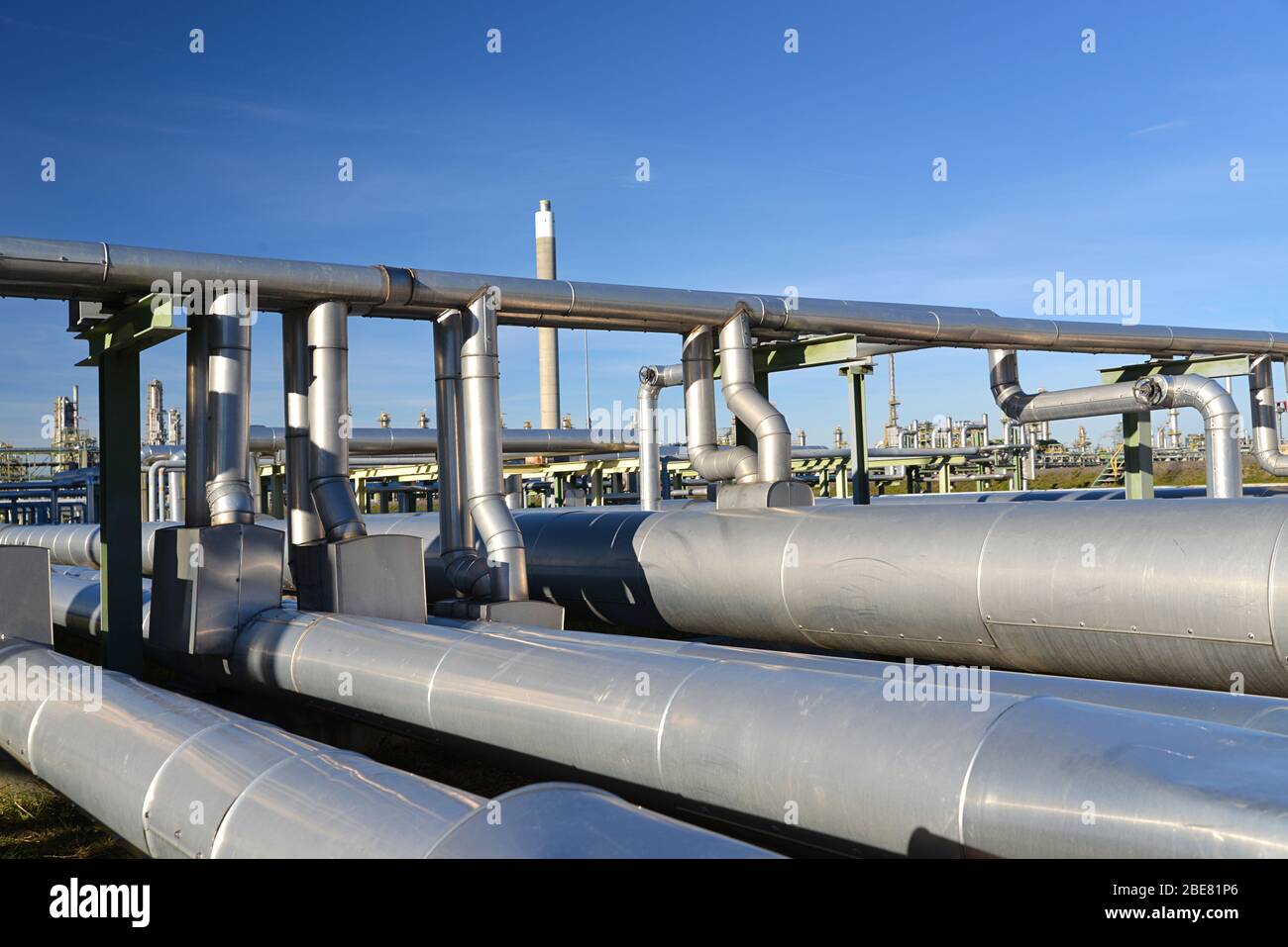 Trasporto di petrolio greggio ad una raffineria - gasdotti e gli edifici di una fabbrica di prodotti chimici Foto Stock