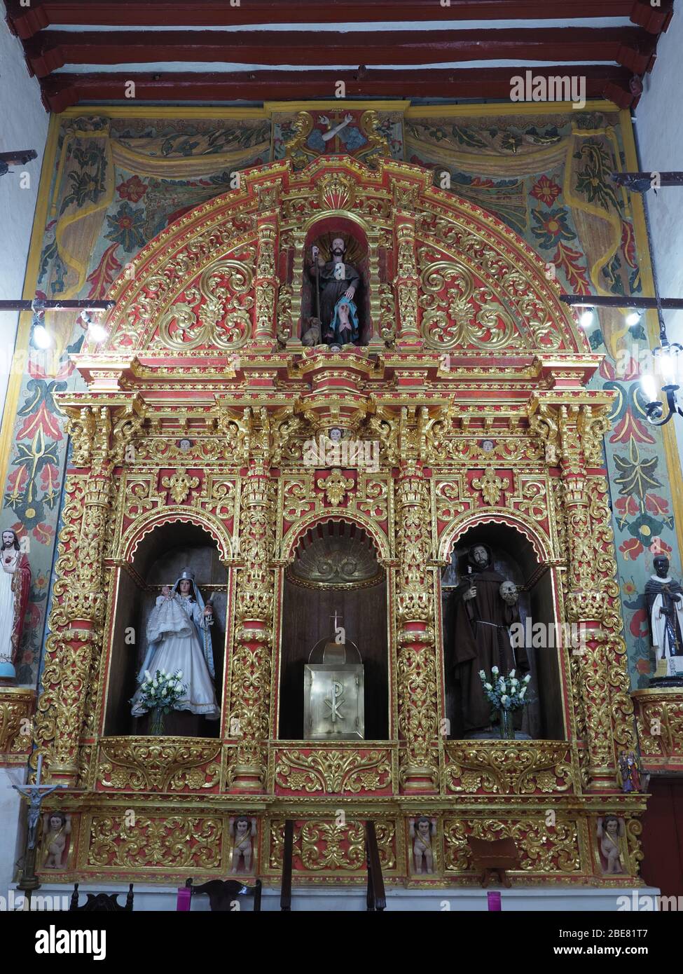 Interno della chiesa a San Francisco de Campeche città in Messico - verticale Foto Stock