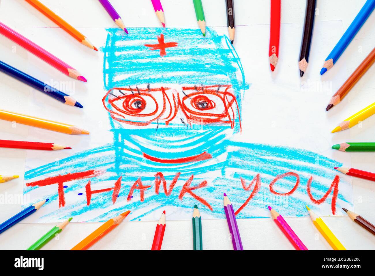 Grazie coronavirus aiutanti. Gli operatori chiave sono gli operatori ospedalieri. Simbolo di speranza durante l'epidemia di coronavirus COVID-19. Gli operatori sanitari sono fondamentali Foto Stock