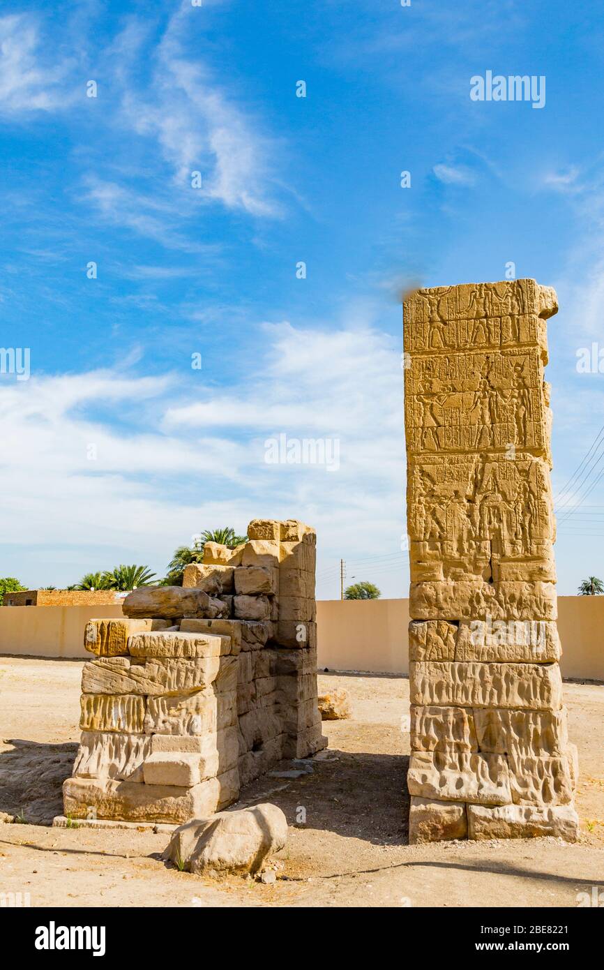 Patrimonio Mondiale dell'UNESCO, Tebe in Egitto, Deir el Chelwit, il tempio di Iside, tolemaico e periodo romano. Una porta monumentale. Foto Stock