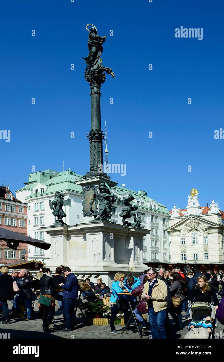 Vienna, Austria - 27 marzo 2016: Persone non identificate dal tradizionale mercato pasquale in piazza Am Hof con colonna mariana, un'attrattiva turistica preferita Foto Stock