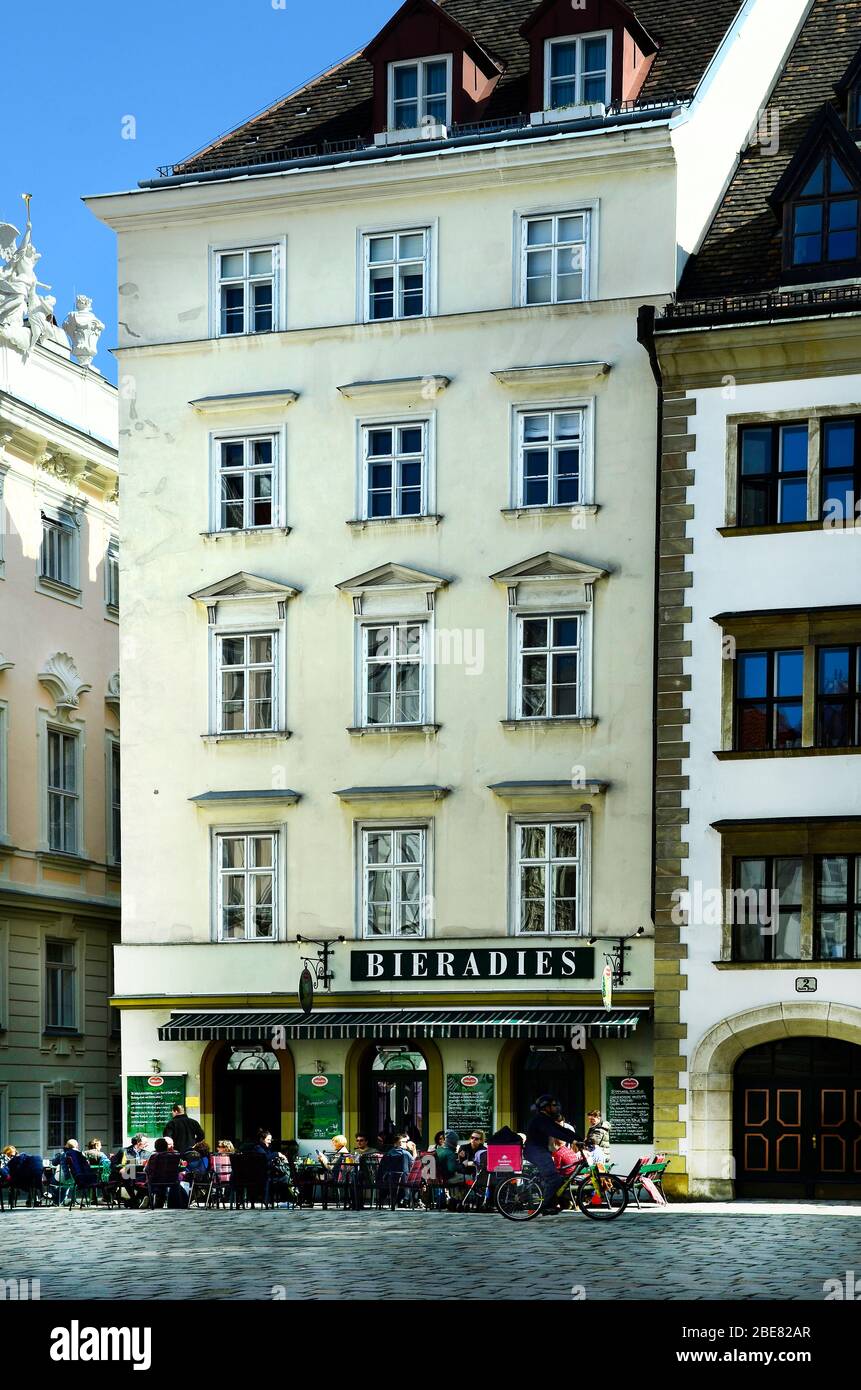 Vienna, Austria - 27 marzo 2016: Persone non identificate godono di una soleggiata giornata primaverile fuori da una locanda tradizionale sulla piazza ebraica nel centro della città, un pr Foto Stock