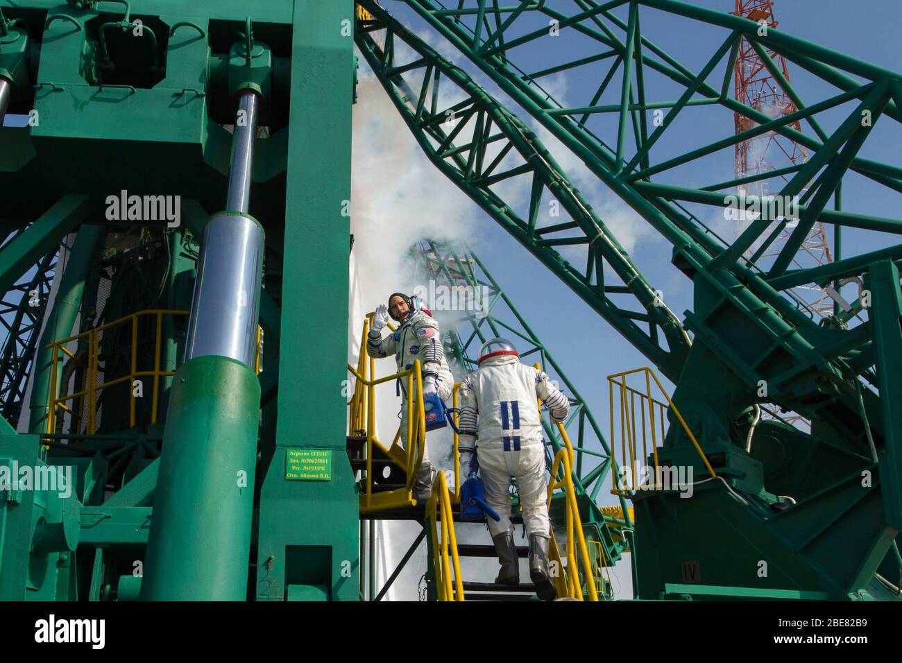 BAIKONUR, KAZAKHSTAN - 09 aprile 2020 - spedizione 63 il membro della equipaggio Chris Cassidy della NASA saluta insieme a lui, Anatoly Ivanishin e Ivan Vagner di Rosco Foto Stock