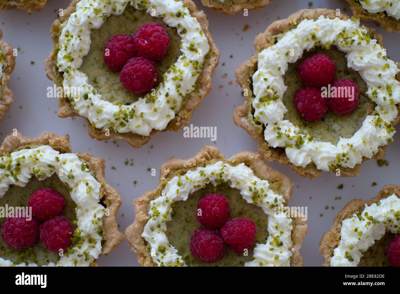 Tartine di lampone e pistacchio di frangipane, realizzate da un panettiere artigianale scozzese Louise Paterson Foto Stock