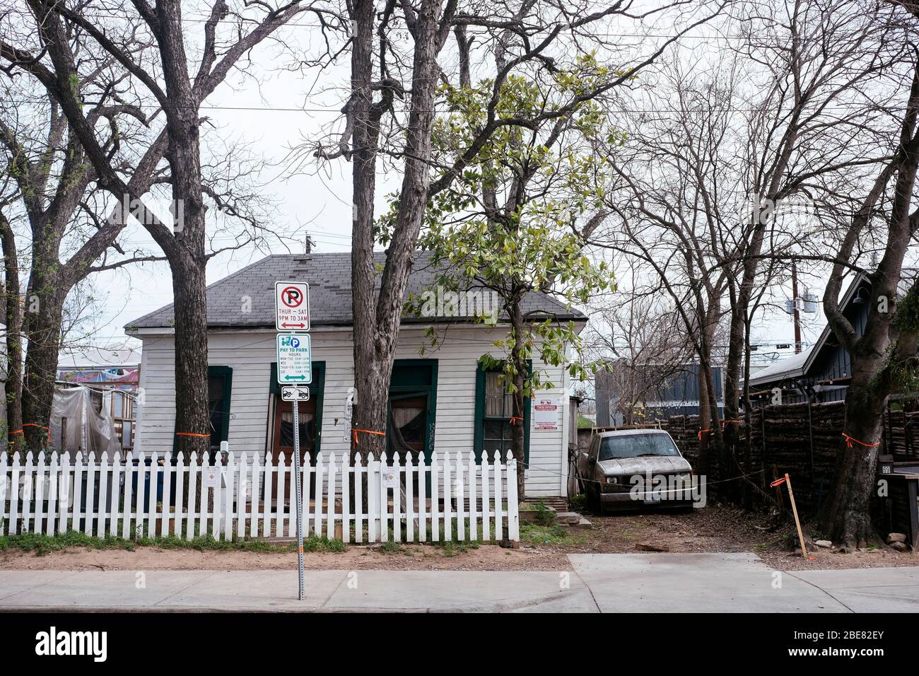 Una casa dilapidiata ad Austin, Texas, con un camion GMC parcheggiato all'esterno Foto Stock