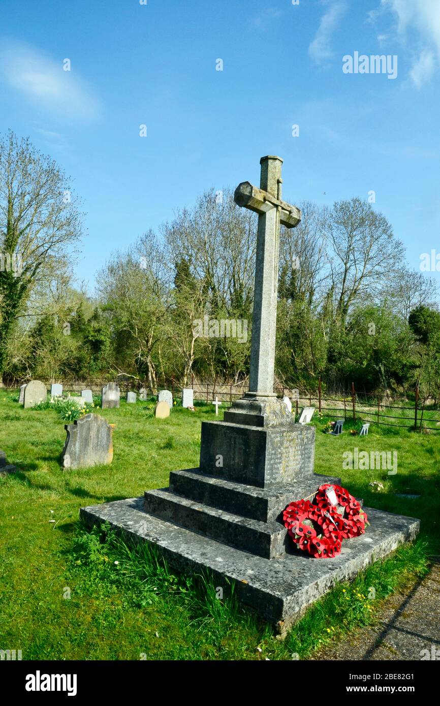 Monumento ai caduti con croce e corona di papaveri, nel cortile della chiesa di Santa Maria e San Nicola, Saunderton, Buckinghamshire, Regno Unito Foto Stock