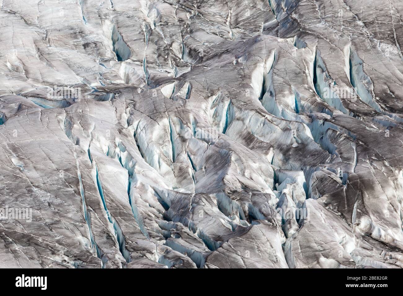 Il ghiacciaio Aletsch. Aletschgletscher. Superficie del ghiacciaio e crepacci. Alpi Bernesi orientali nel cantone svizzero del Vallese. Svizzera. Foto Stock