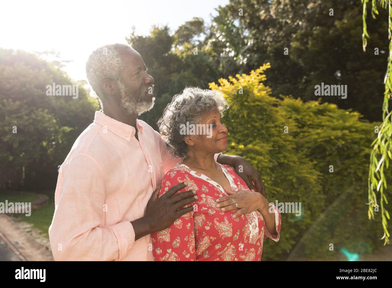 Una coppia afro-americana che trascorre il tempo insieme in giardino in una giornata di sole Foto Stock