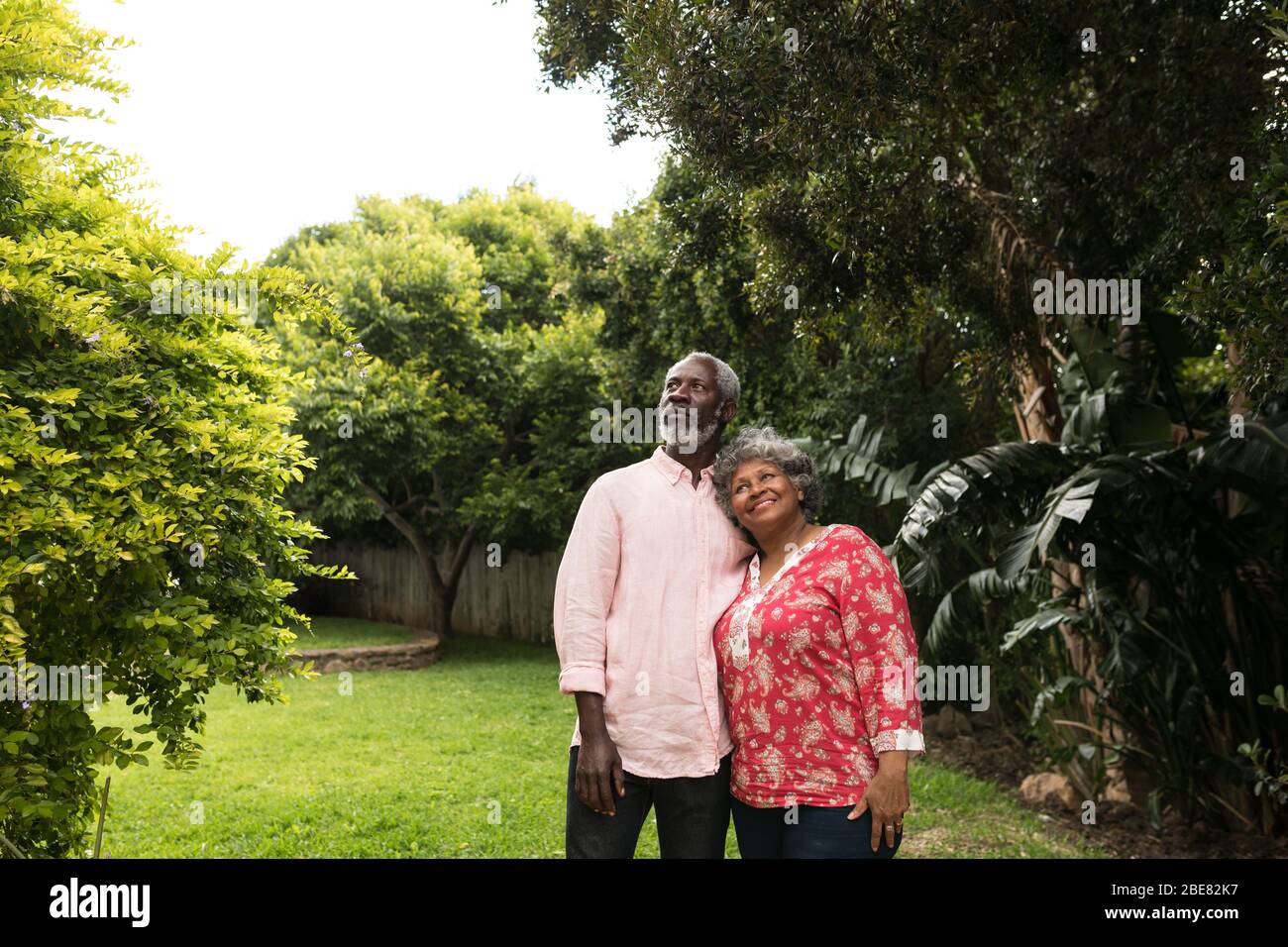 Un Africano Americano che trascorre il tempo insieme nel giardino Foto Stock