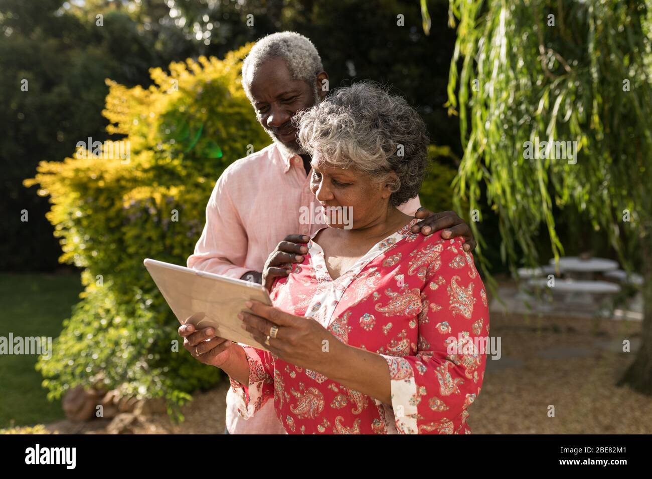 Una coppia afro-americana che trascorre il tempo insieme in giardino Foto Stock